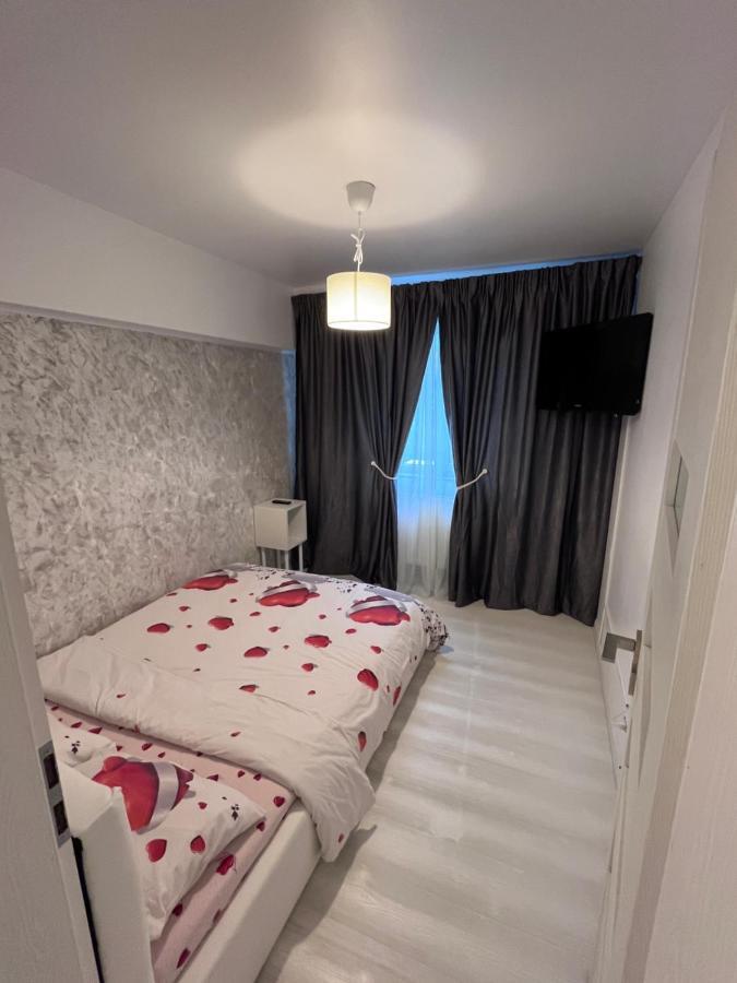 White & Elegant Luxury Apartament Apartman Craiova Kültér fotó